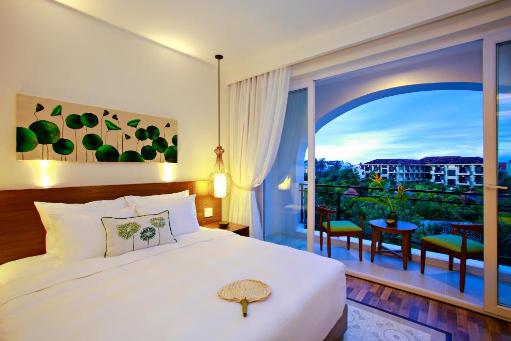 Lasenta Boutique Hotel Hoian – Tòa lâu đài nguy nga nằm giữa cánh đồng lúa  chín
