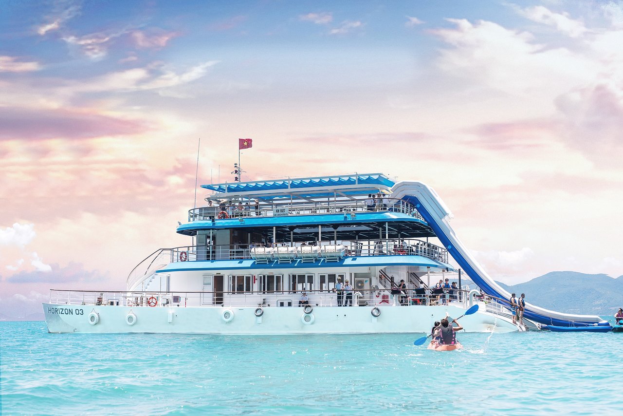 Horizon Cruise will help you experience the feeling of immersing in the cool breeze, breathing in the breath and scent of the salty tropical sea, watching the beautiful Nha Trang Bay. It is also known as the most beautiful bay in the world. 