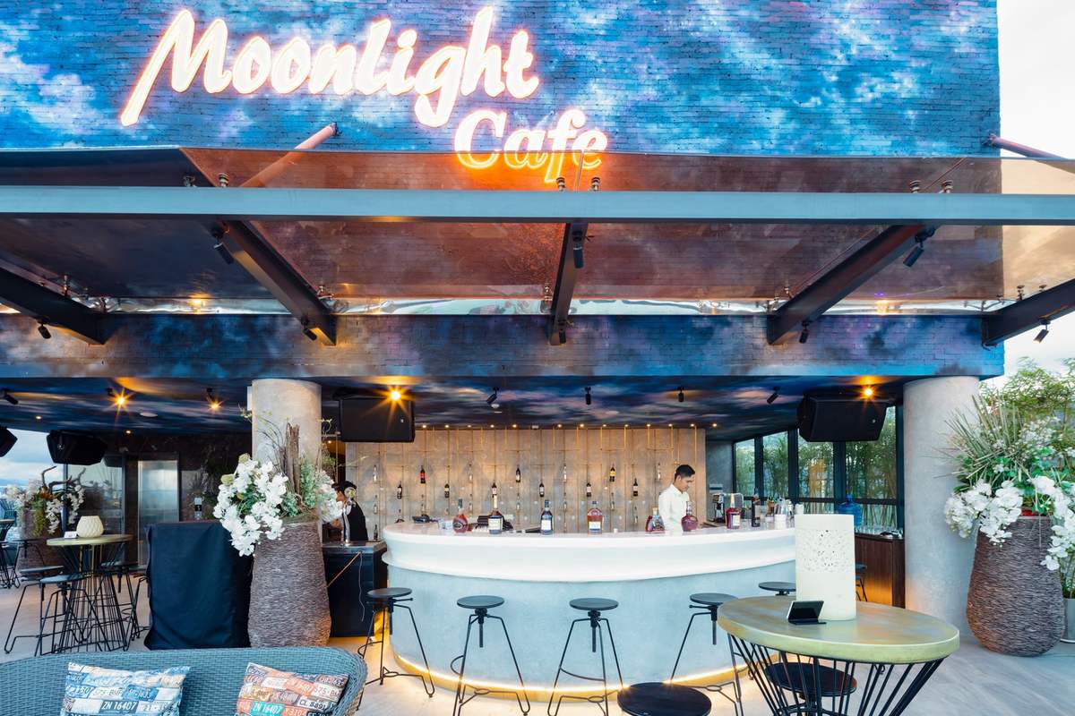 Moonlight Cafe is a meeting place after visiting destinations in Nha Trang. What could be more wonderful than sipping a cup of coffee and looking out into the distance, watching Nha Trang Bay bending? 