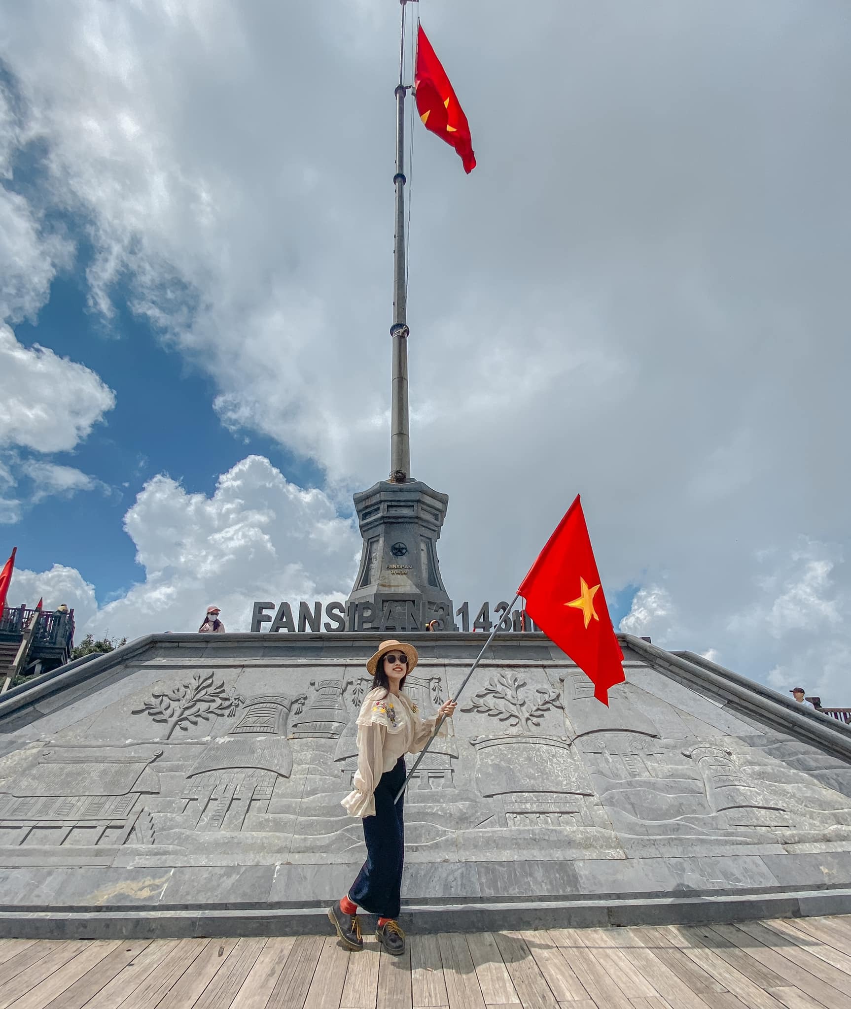 Saving memories where the Vietnamese flag proudly flies on the roof of Indochina is a perfect suggestion for you.