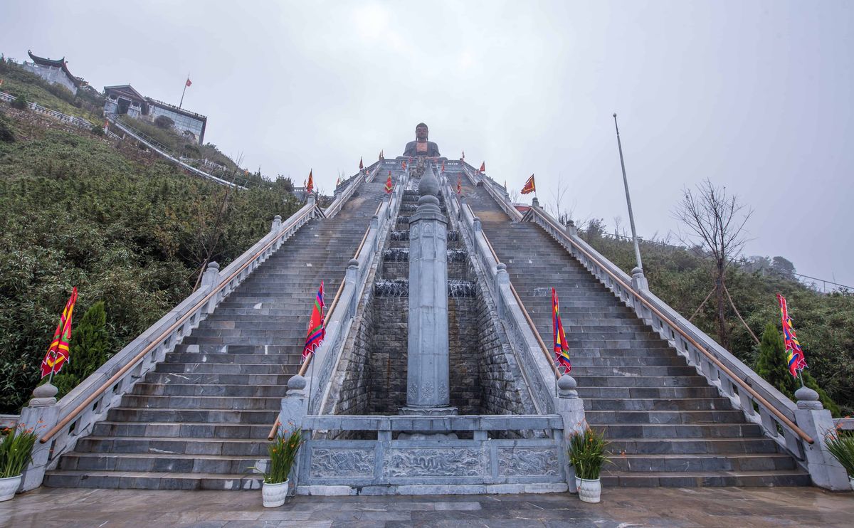 The 9-story waterfall is a unique architectural work with two stone pillars carved with Buddhist scriptures along 150 steps