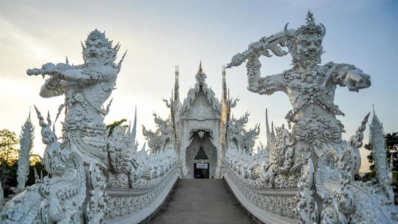 Chùa trắng Wat Rong Khun với dáng dấp đặc biệt giữa đất Thái 7