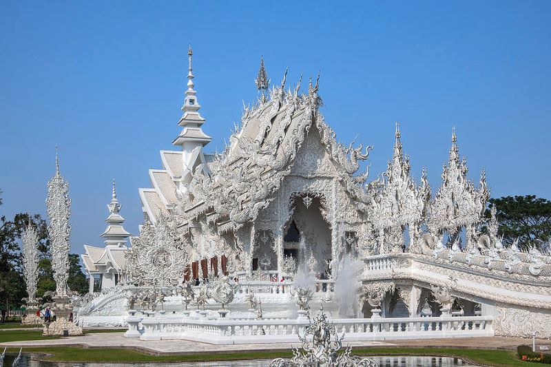 Chùa trắng Wat Rong Khun với dáng dấp đặc biệt giữa đất Thái 8