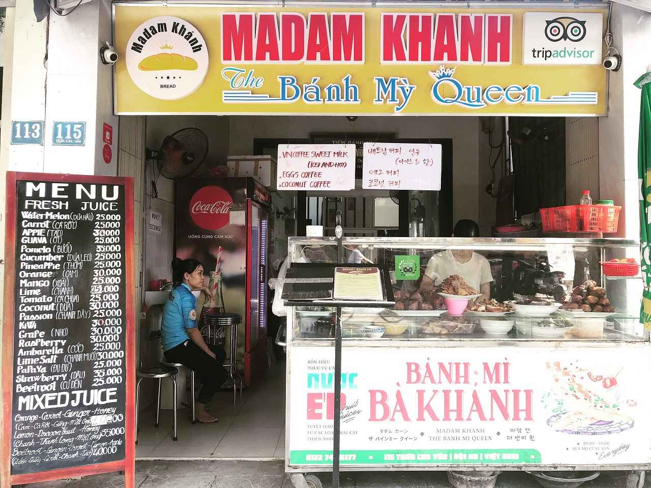 The Banh Mi Queen Madam Khanh's banh mi shop is simple with only a small stall but is loved by many tourists.