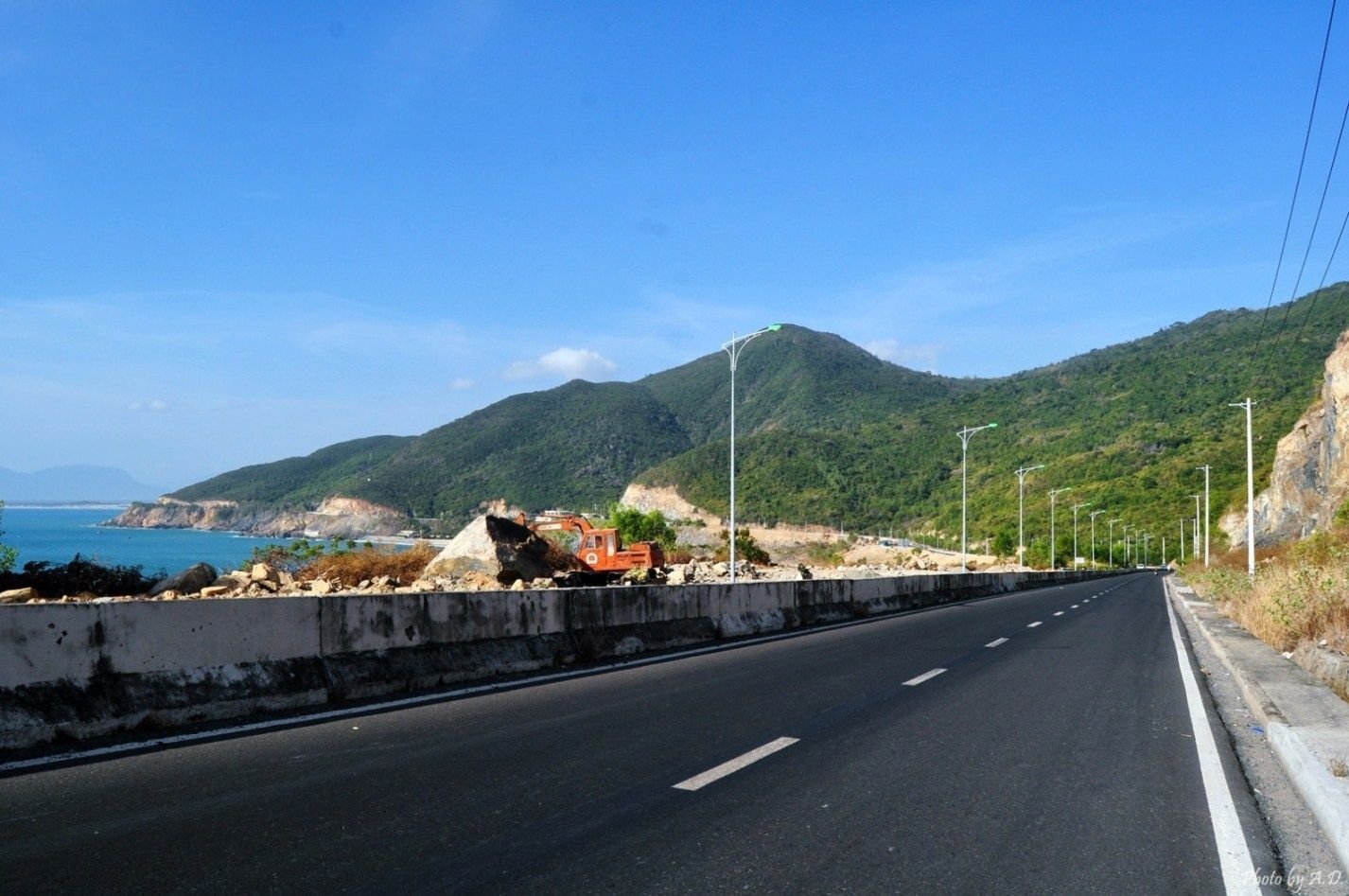 The road from Nha Trang to Cam Ranh Bay is very easy, with many beautiful scenes on both sides of the road 