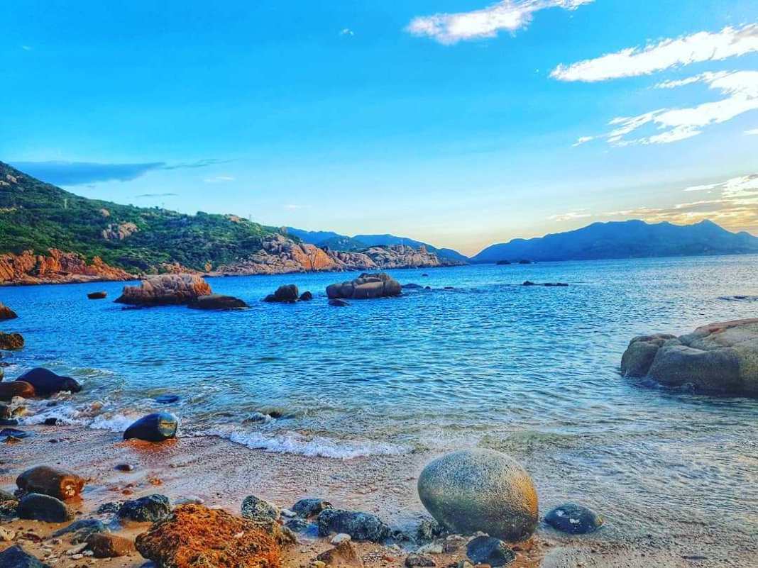 Binh Ba Island has an extraordinarily pure and poetic beauty, attracting many hearts of people who love the sea.