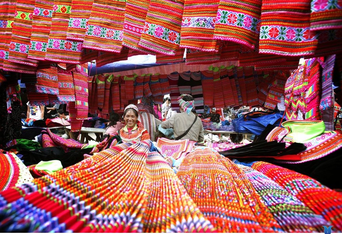 The fair in Bac Ha Plateau is divided into many different zones, including brocade products, utensils, poultry, cattle, especially the horse market. All make up the unique feature of Bac Ha fair. 