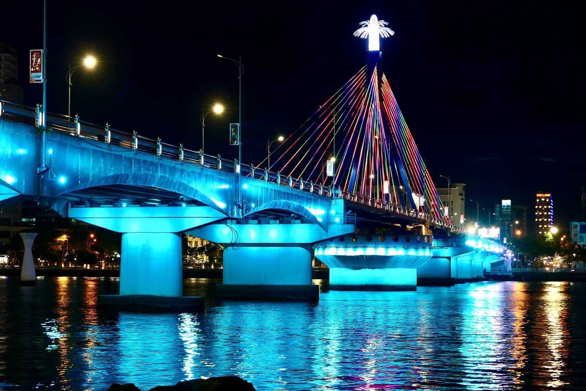 Cầu sông Hàn niềm tự hào của người dân thành phố Đà Nẵng  Vntripvn