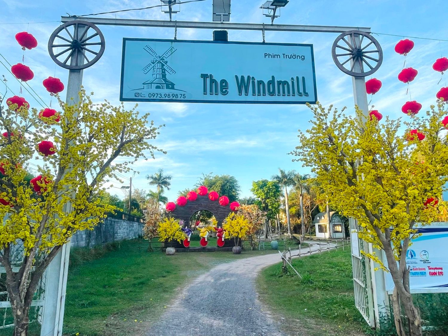 Check in Phim trường Windmill, thiên đường chụp ảnh nổi tiếng nhất miền Nam 2