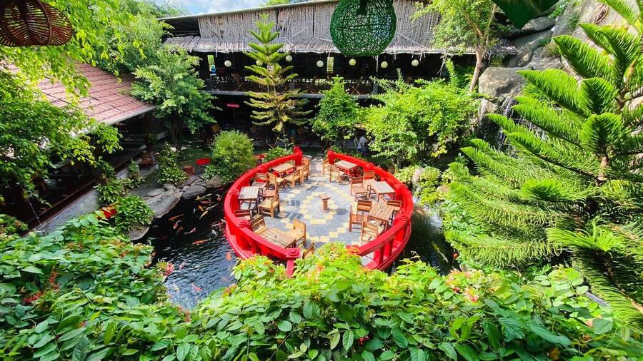 Check in Robusta Koi Garden, quán cafe có hồ cá Koi đẹp mê ly 8