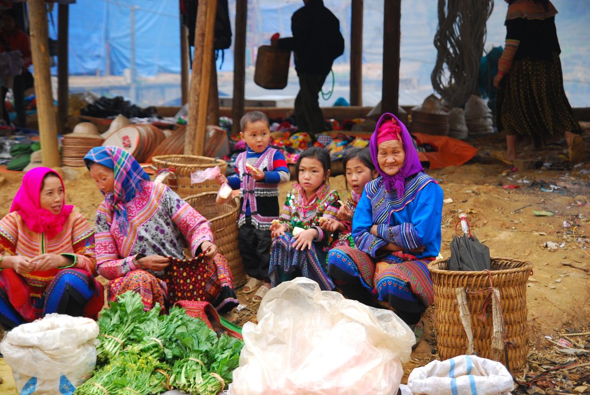 Mountain market. Хмонги в Лаосе. Хмонги еда. Вьетнамский рынок. Сапа Хмонги.