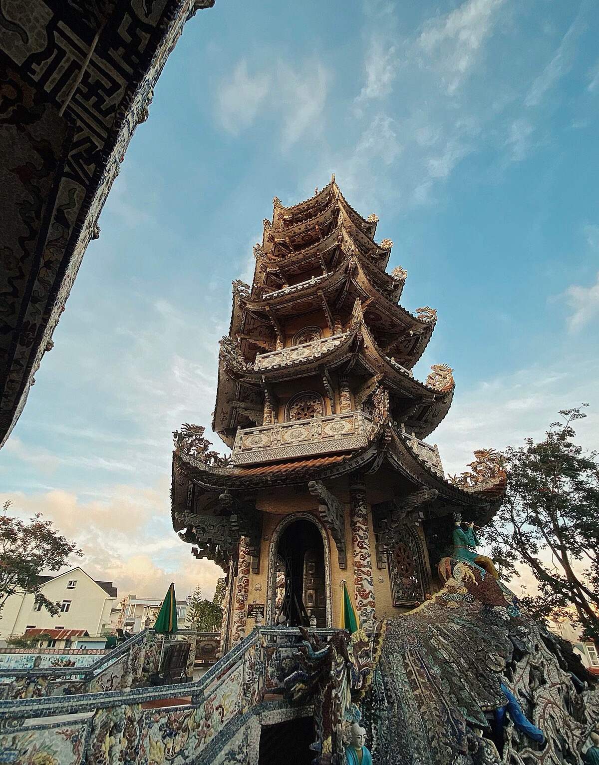 Chùa linh phước chùa ve chai khám phá ngôi chùa có 11 cái nhất và kiến trúc đặc sắc ở đà lạt