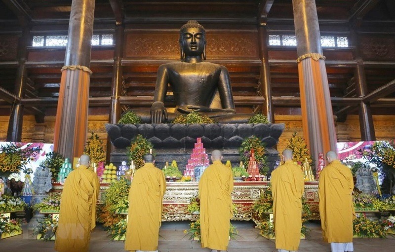 Quần thể chùa Tam Chúc cổ kính uốn lượn quanh sông xanh 10