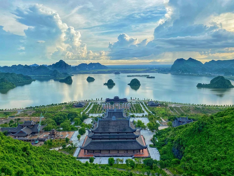 Quần thể chùa Tam Chúc cổ kính uốn lượn quanh sông xanh 2