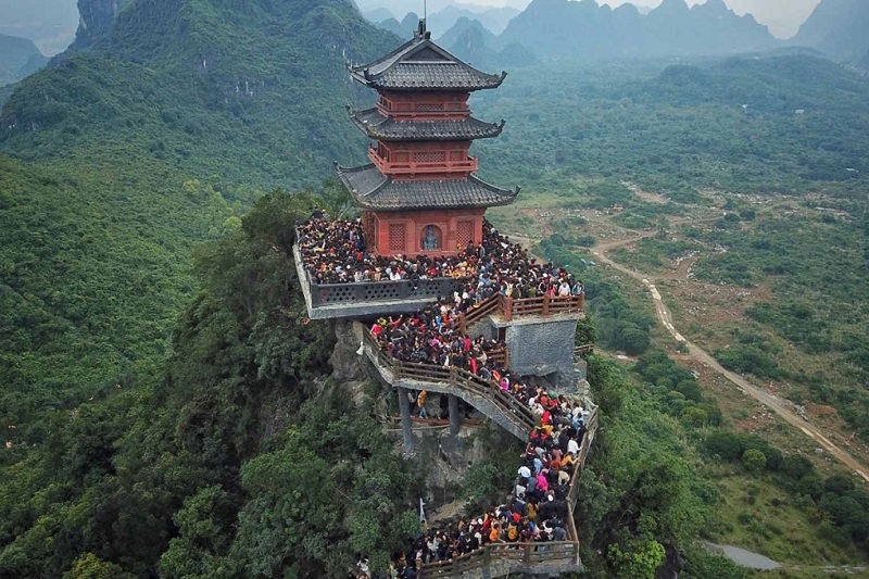 Quần thể chùa Tam Chúc cổ kính uốn lượn quanh sông xanh 14