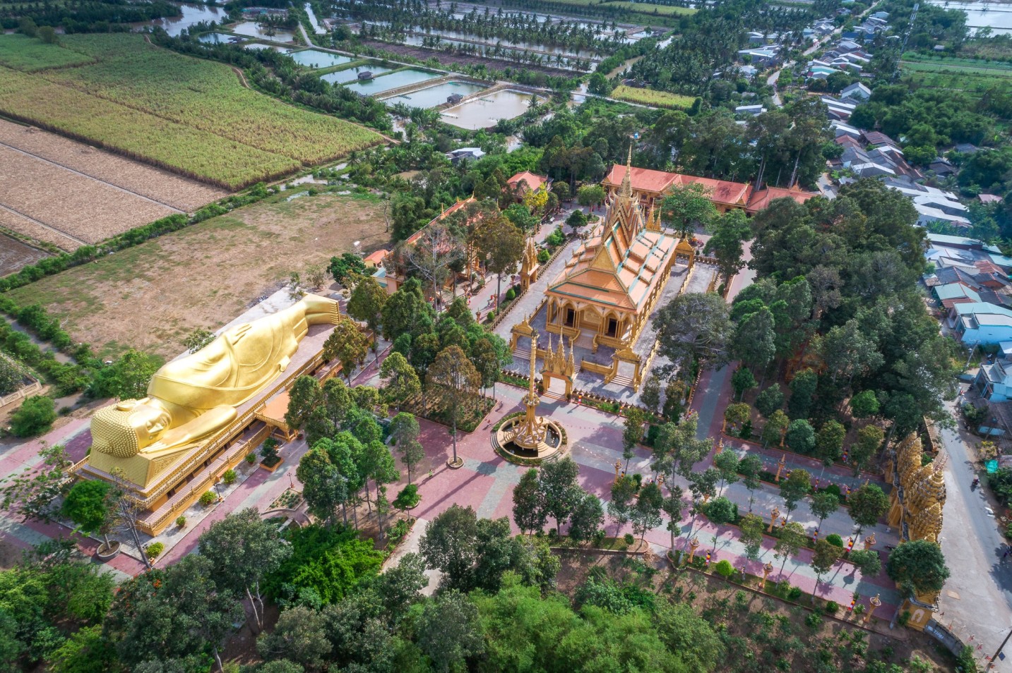 Thưởng ngoạn chùa Vàm Ray, ngôi chùa Khmer dát vàng lớn nhất đất Tây Nam Bộ 4