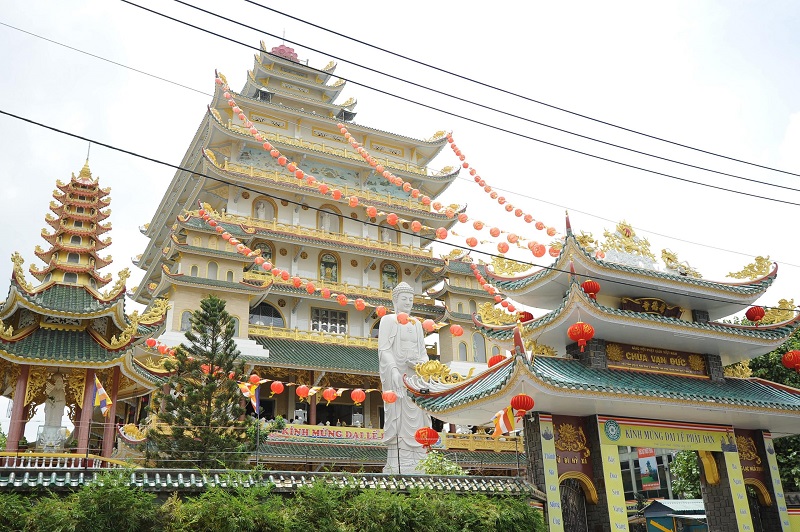 Chiêm bái chùa Vạn Đức ngắm chánh điện cao nhất Việt Nam 3