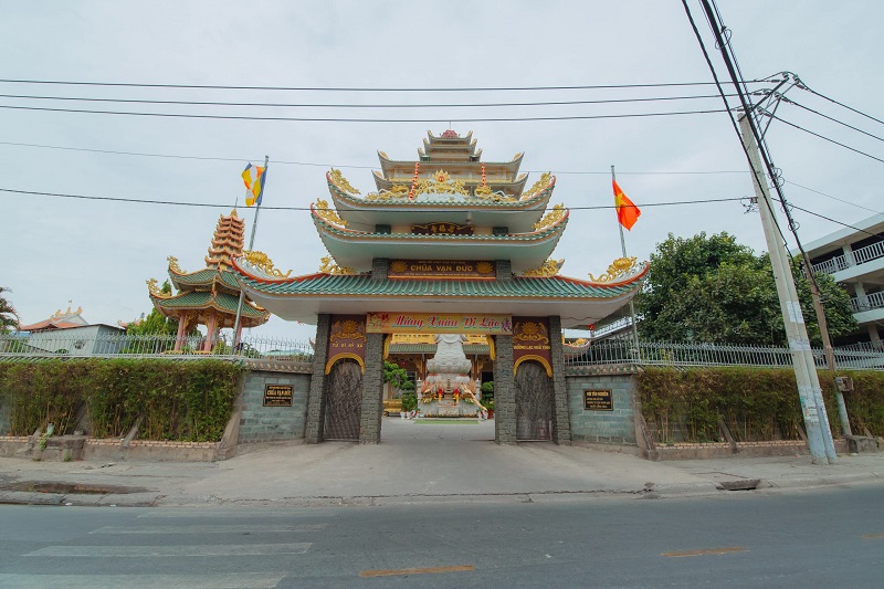 Chiêm bái chùa Vạn Đức ngắm chánh điện cao nhất Việt Nam 12
