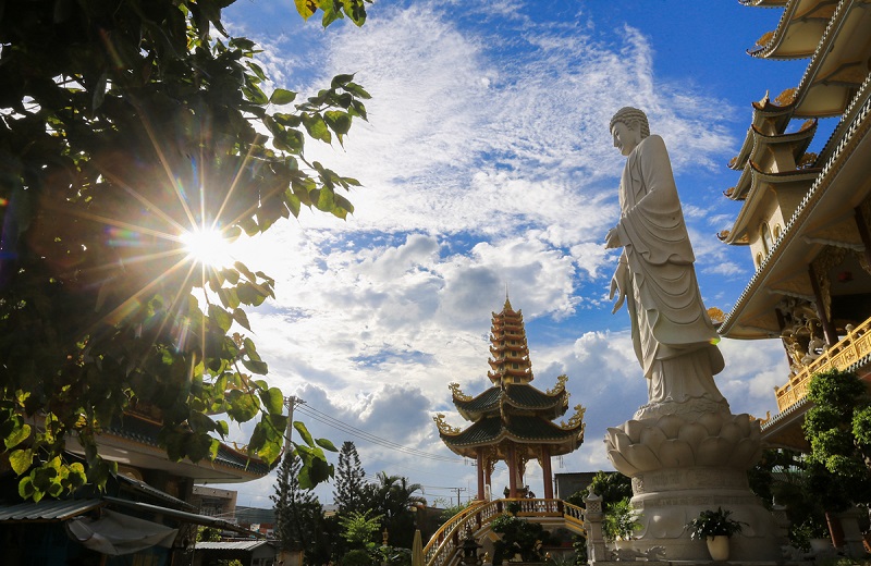 Chiêm bái chùa Vạn Đức ngắm chánh điện cao nhất Việt Nam 9