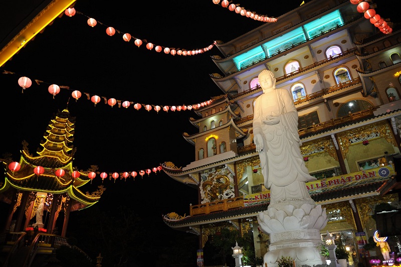 Chiêm bái chùa Vạn Đức ngắm chánh điện cao nhất Việt Nam 7