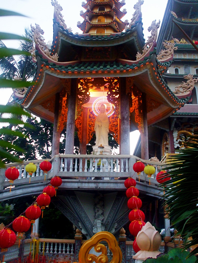 Chiêm bái chùa Vạn Đức ngắm chánh điện cao nhất Việt Nam 6