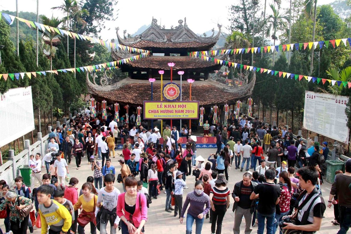 Cùng httpsdidulichazcom khám phá lễ hội chùa hương  nét đẹp văn hóa dân tộc việt