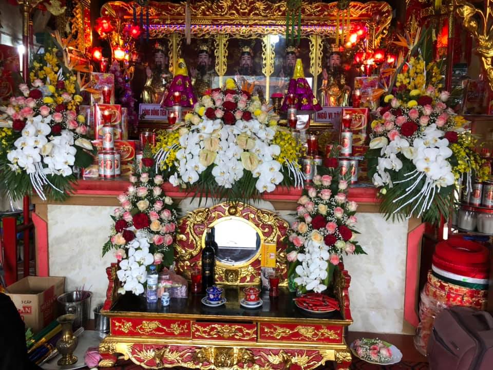 Especially on important occasions, the main shrine is decorated with bright yellow flowers.