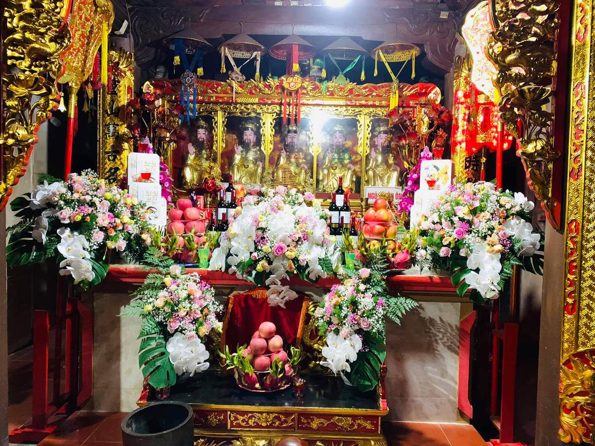Each fruit dish, cake gift, and flower is carefully selected and cared for by the people. Some notes to note when visiting the Mau Thuong Temple in Sapa