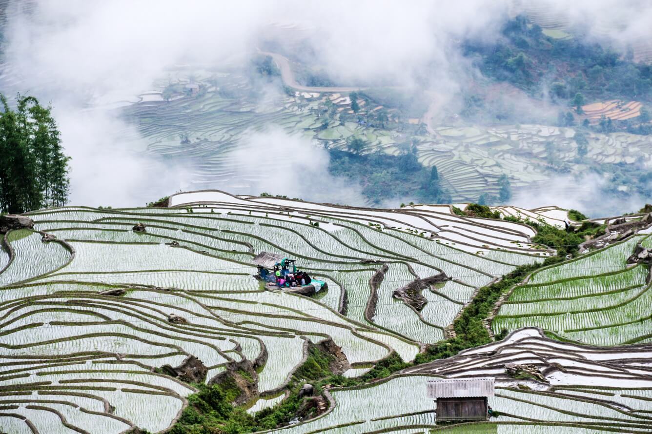 On Maydays, from the heaven gate, you can see the impressive scene when the water crept into the terraced fields, under the sun shining like thousands of mirrors.