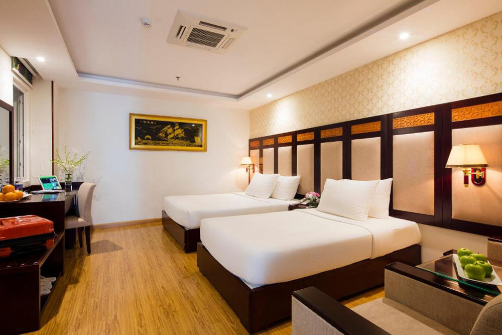 Tiện ích của khách sạn 4 sao tại Nha Trang mang đến cho khách hàng trải nghiệm thú vị với các phòng tiêu chuẩn, phòng hạng sang, nhà hàng sang trọng và trung tâm spa cao cấp. Ngoài ra còn cung cấp dịch vụ đưa đón sân bay, tour du lịch, tiệc cưới,...