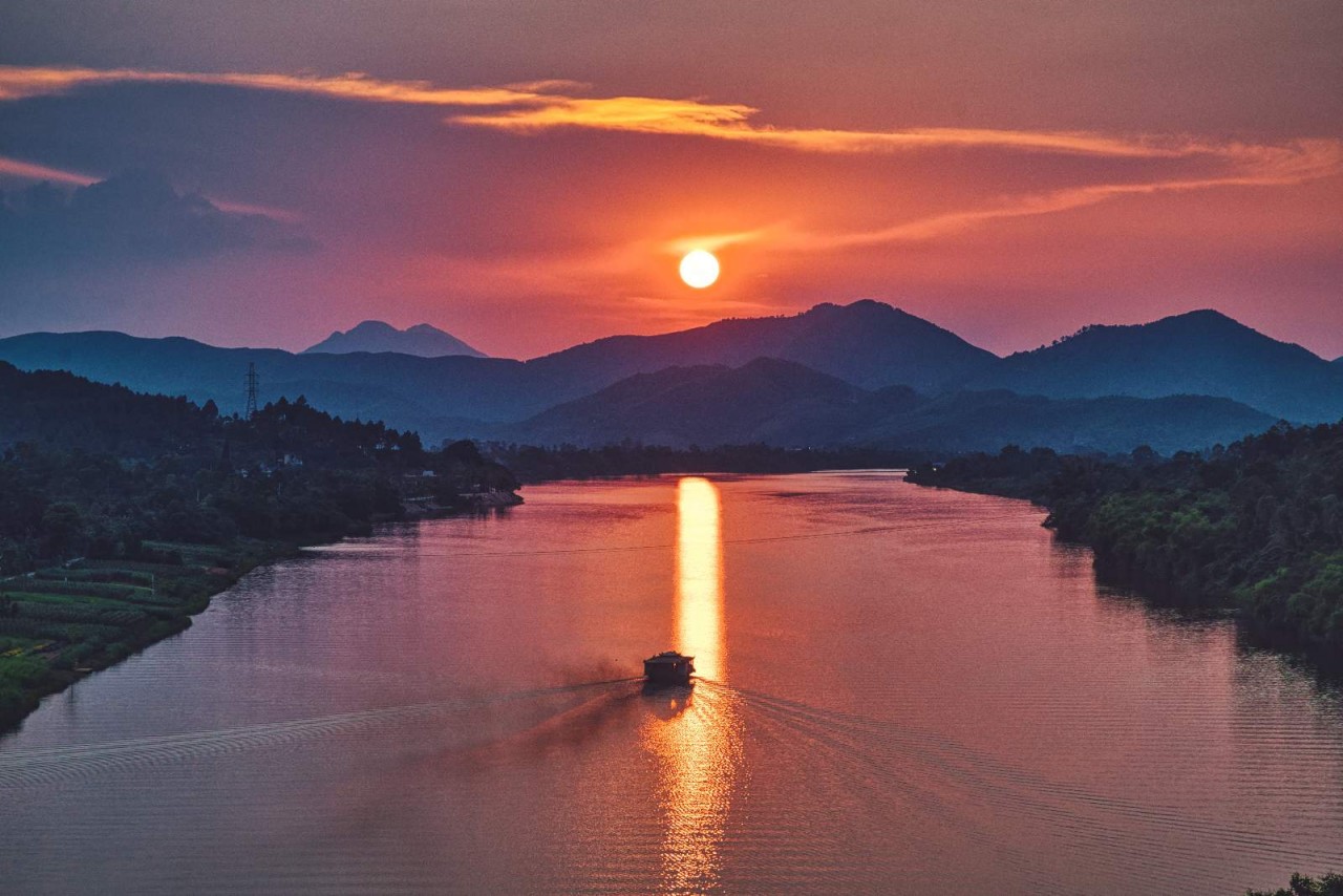 Dòng sông Hương là một trong những điểm đến hấp dẫn nhất của thành phố Huế. Hãy để trái tim bạn đắm mình trong khung cảnh hoang sơ và thơ mộng của dòng sông nổi tiếng này.