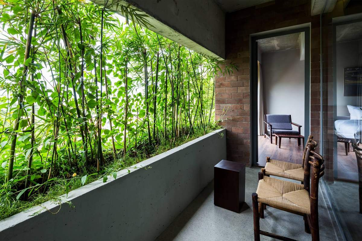 Sitting on the balcony, enjoying a cup of coffee, and looking out at the garden filled with green gives a great feeling.