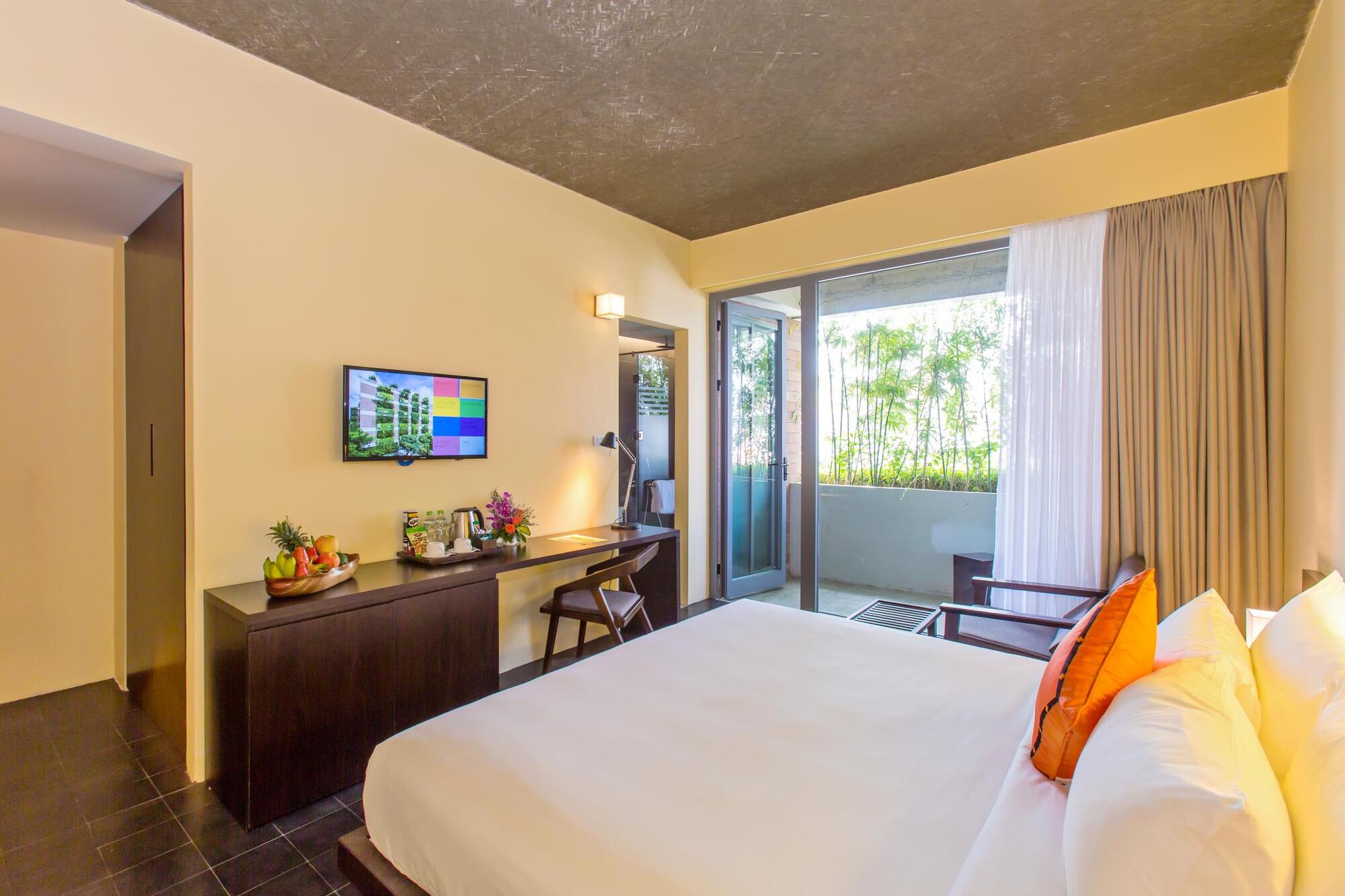 Enjoy good movies in the room, sometimes you can overlook the garden to relax