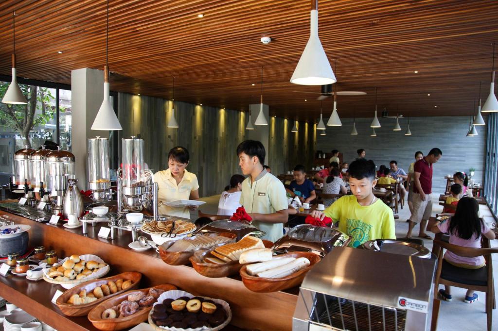 The buffet form helps diners comfortably choose their favorite dishes
