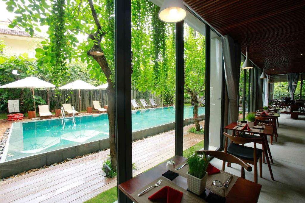 You can find yourself a seat with a view of the pool and green vines