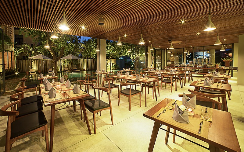 The restaurant space is ample, with a fully equipped number of tables and chairs