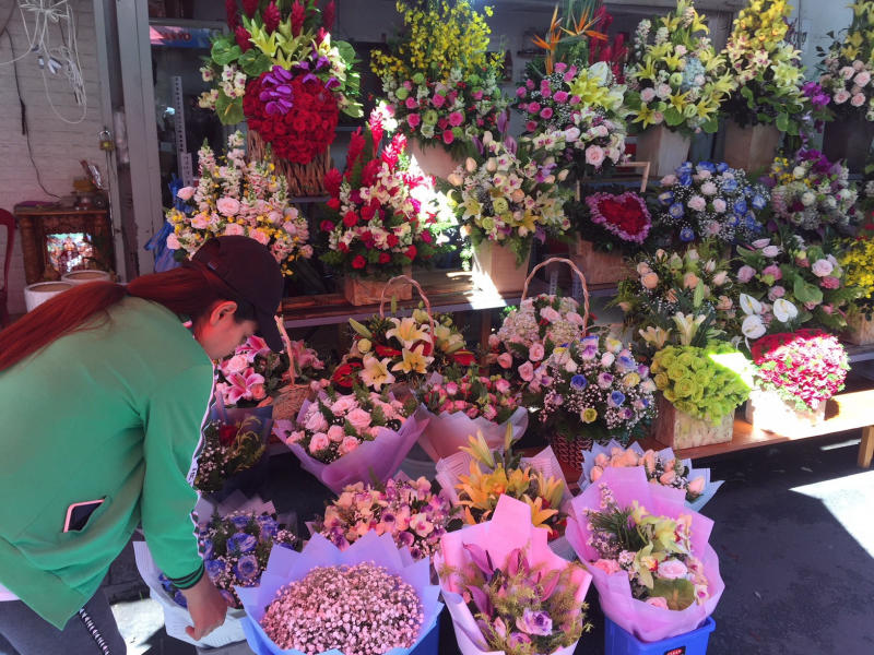Khám phá chợ Hồ Thị Kỷ, khu chợ hoa nhộn nhịp về đêm 5