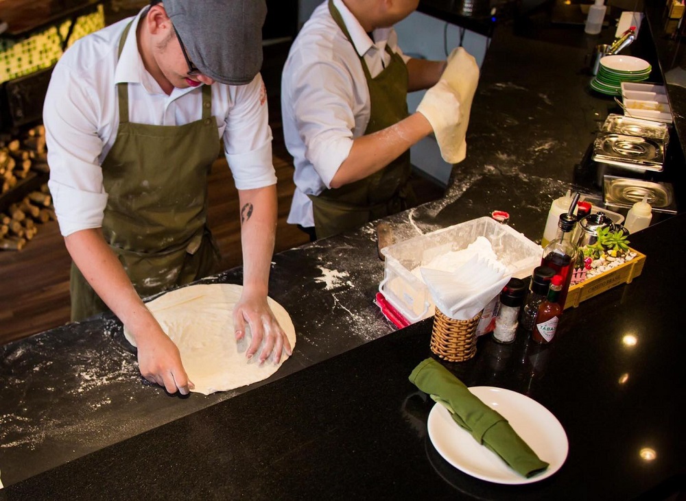 Khám phá Emoji Pizza truyền thống cực độc đáo ở Bình Dương