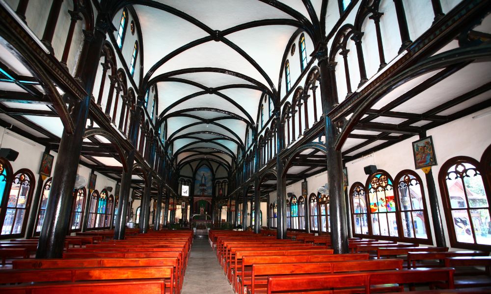 Khám phá Nhà thờ gỗ Kon Tum với tuổi đời hơn 100 năm 5