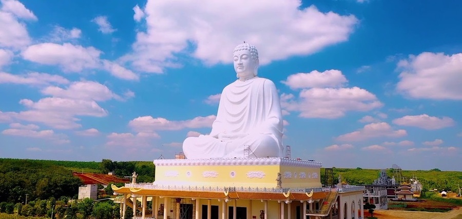 Phật Quốc Vạn Thành Bình Phước: Tới Việt Nam, hãy đến thăm chùa Phật Quốc Vạn Thành Bình Phước để tìm hiểu về tâm linh Phật giáo đặc trưng của dân tộc. Dưới ánh đèn lấp lánh, tất cả chúng ta đều có thể cảm thấy bình yên và sự tịnh lòng.