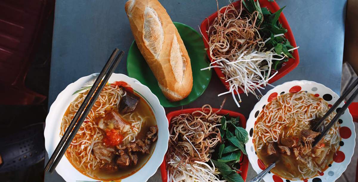 Khám phá quán bún bò rau răm gia truyền giữa lòng thành phố Phan Thiết