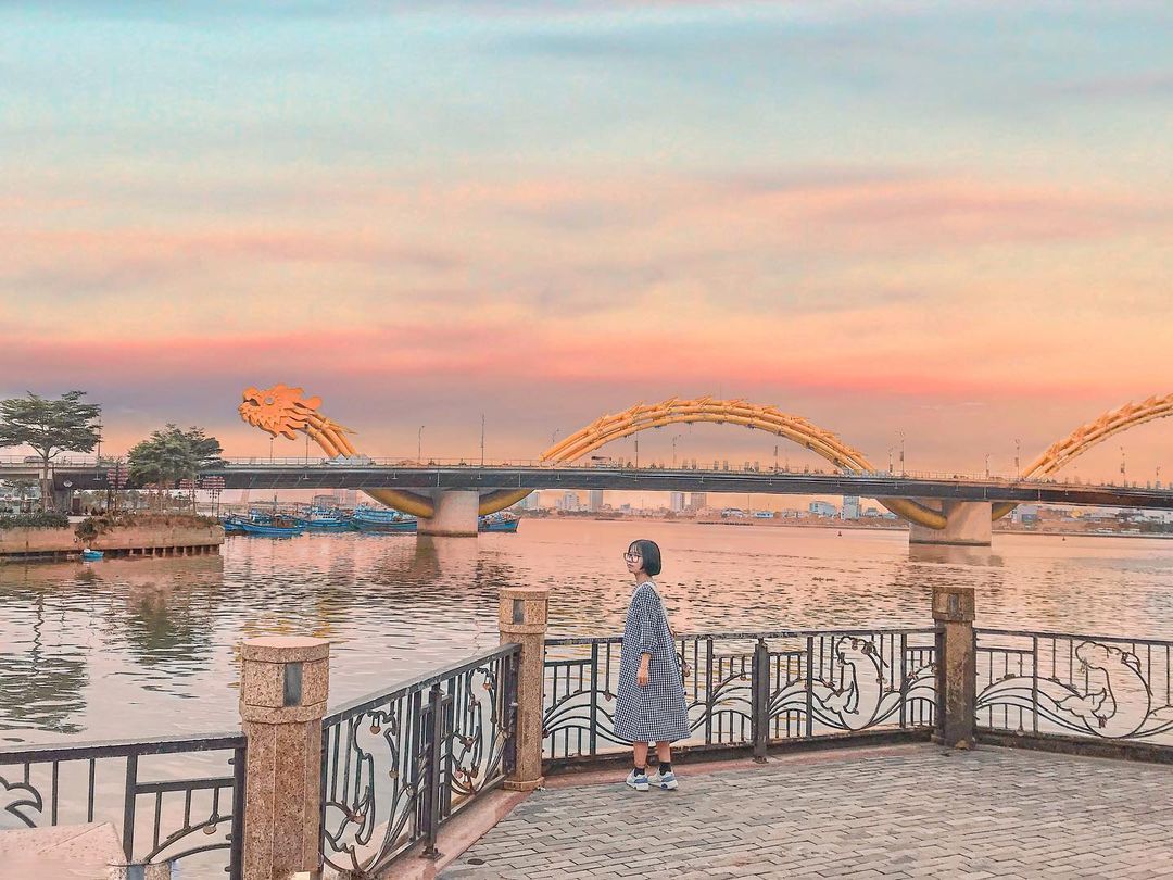 Kinh nghiệm check-in tuyệt vời trên Cầu Rồng của Đà Nẵng. Chỉ cần di chuyển đến đây và bạn sẽ được chụp ảnh sống ảo cùng với cây cầu đầy màu sắc này. Hãy thưởng thức các trải nghiệm đặc biệt của mình trên Cầu Rồng!