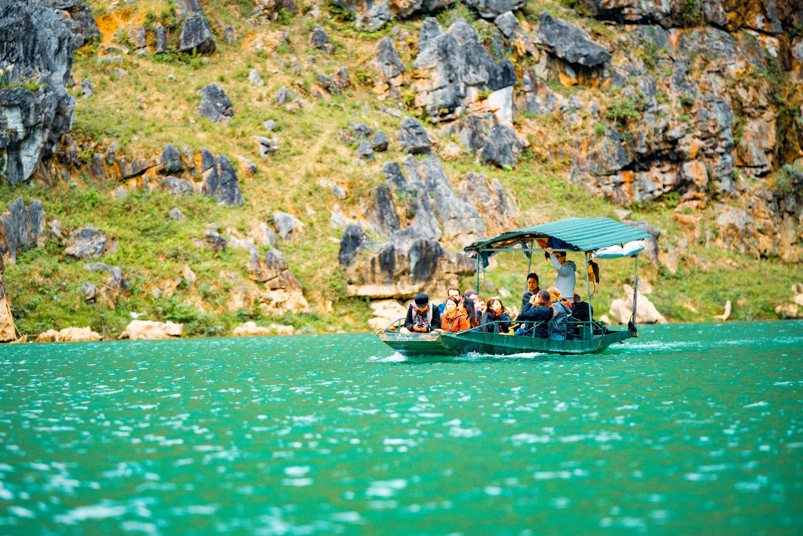 Kinh nghiệm đi thuyền vượt sông Nho Quế ngắm vẻ đẹp của thiên nhiên Hà Giang