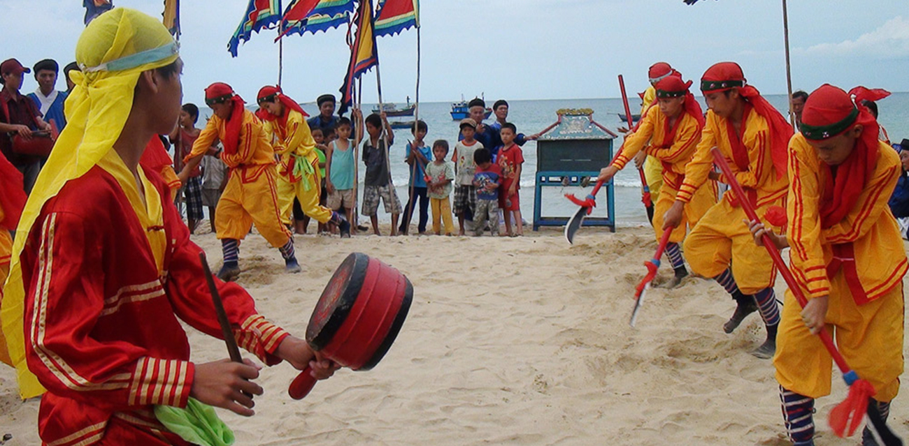 Văn hóa tâm linh ngư dân và Lễ hội Cầu Ngư là một phần không thể thiếu trong đời sống của ngư dân Việt Nam. Hãy đến và khám phá, tìm hiểu sự kết hợp độc đáo giữa tín ngưỡng, tâm linh, văn hóa và đời sống của ngư dân tại Lễ hội Cầu Ngư.