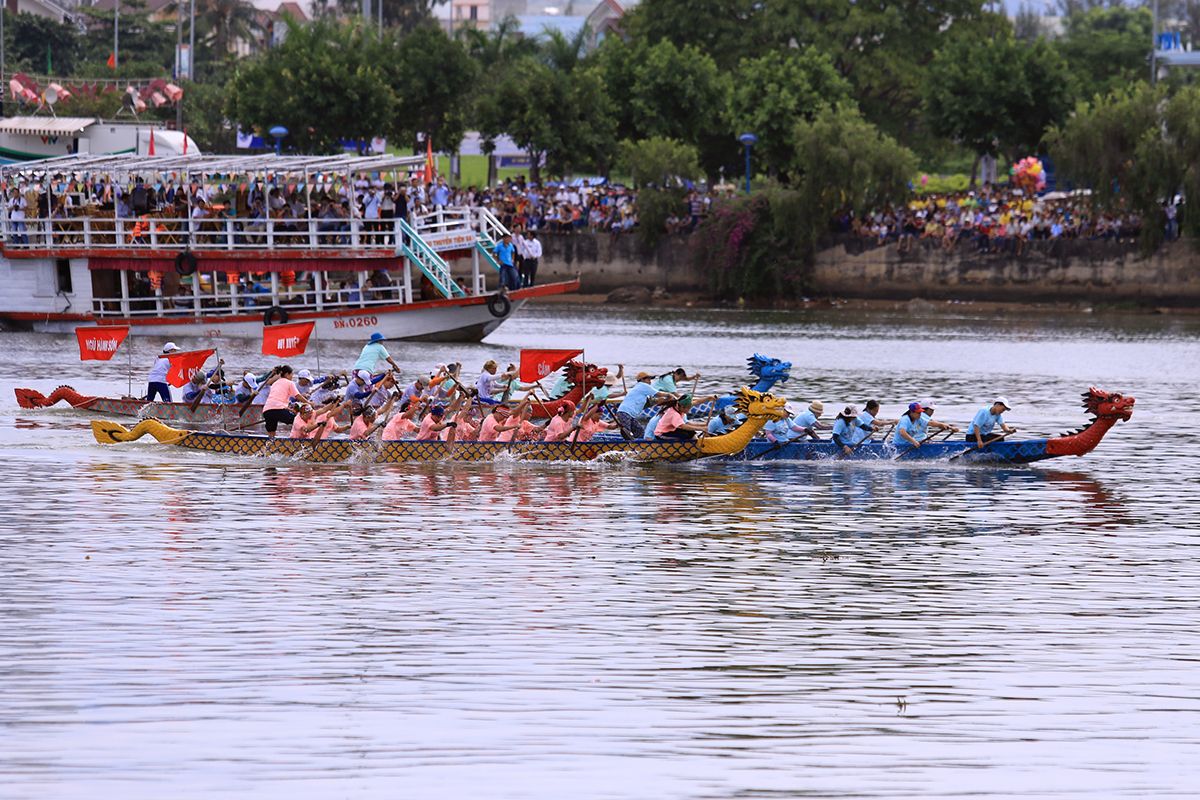 Khung cảnh náo nhiệt của lễ hội đua thuyền Đà Nẵng (Nguồn: Internet)