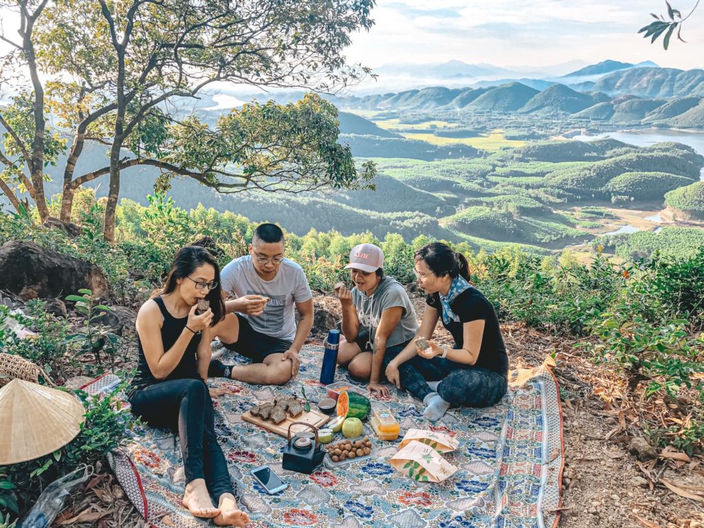 Để chuyến đi thêm phần suôn sẻ và thú vị, bạn nên mang theo quần áo leo núi chuyên dụng, những đồ vật cần thiết, thức ăn vặt, nước uống,...