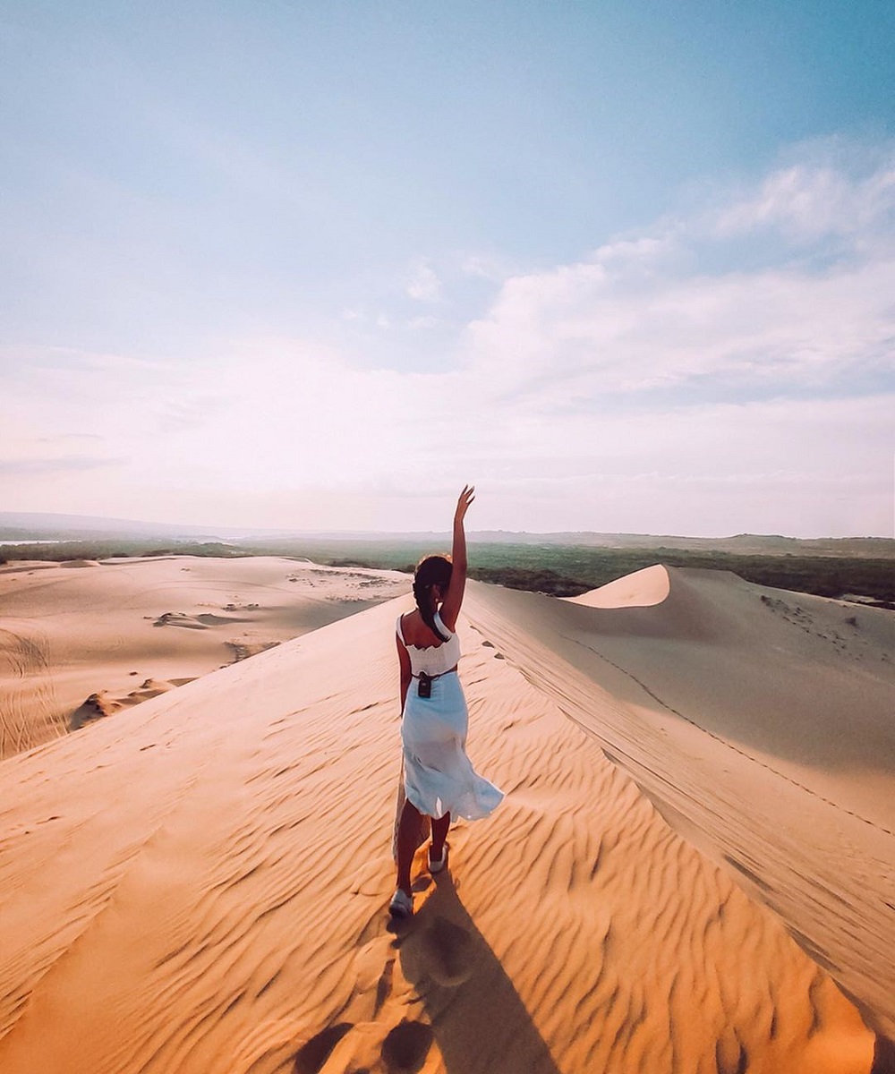 Đồi cát Bàu Trắng là một điểm đến nổi bật của phố biển Mũi Né. Với chiều cao khoảng 60-70m, nơi đây sẽ mang lại cho bạn cảm giác lạ lẫm và mới mẻ những khi bước chân lên đồi cát. Tận hưởng những giây phút thư giãn, thu hút mọi ánh nhìn bởi vẻ đẹp độc đáo của thảm cát và bầu trời xanh trong khu vực.