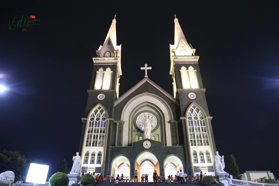 Ngất ngây khung cảnh Nhà thờ Chánh tòa Phú Cường ở trung tâm Bình Dương 4
