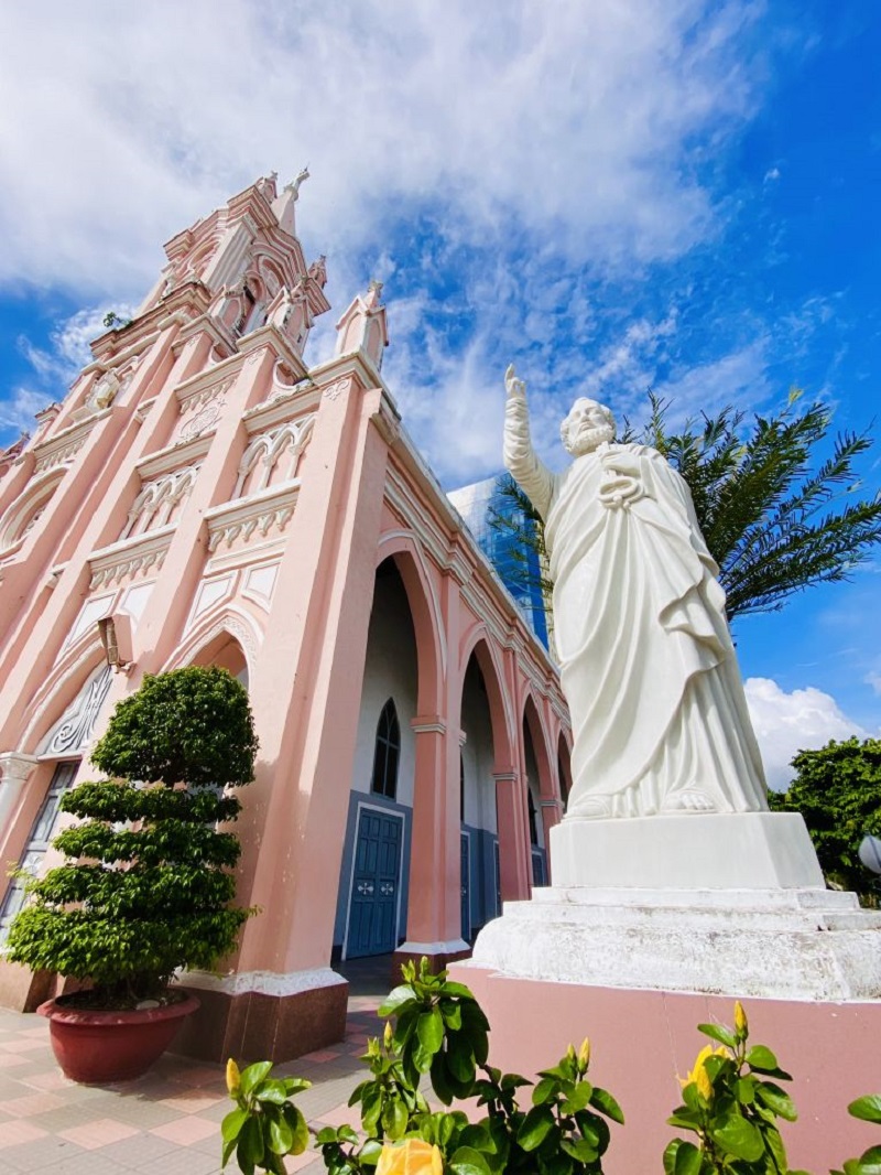 Nhà thờ Con Gà Đà Nẵng với sắc hồng ấn tượng giữa trung tâm 5