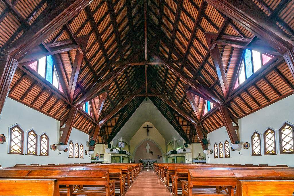 Điểm nổi bật nhất trong kiến trúc của nhà thờ là thiết kế mái chính giống hình tam giác cân, trên đỉnh gắn cây thánh giá